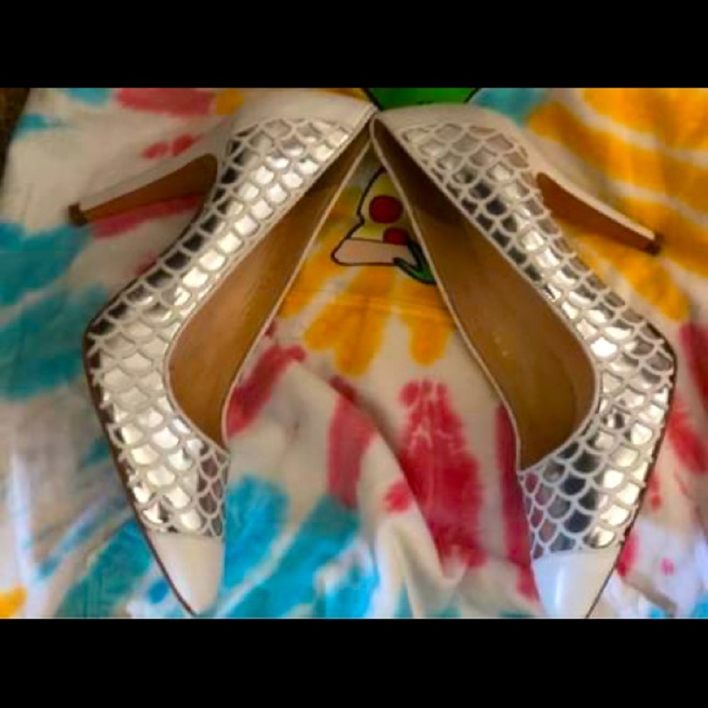 Carmen Marc Valvo silver and white heels - Picture 2 of 3